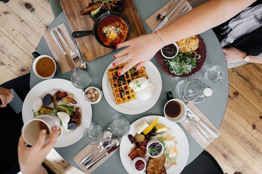 Table de petit d&eacute;jeuner avec fruits et graufres