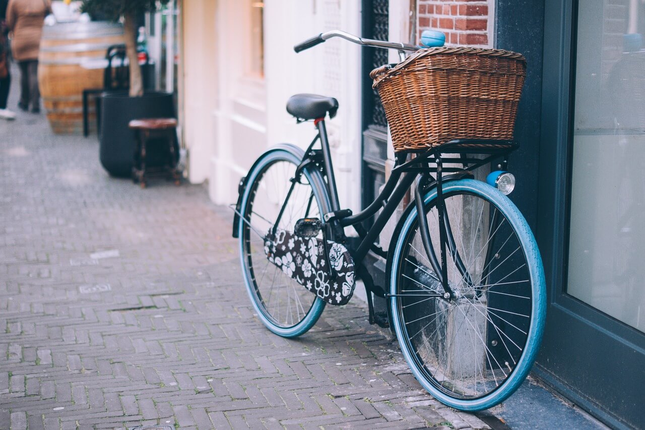 V&eacute;lo pos&eacute; contre un mur
