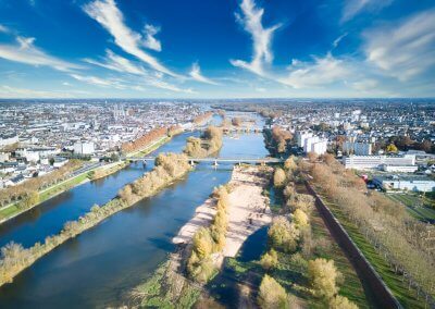 Orl&eacute;ans et la Loire vus de drone