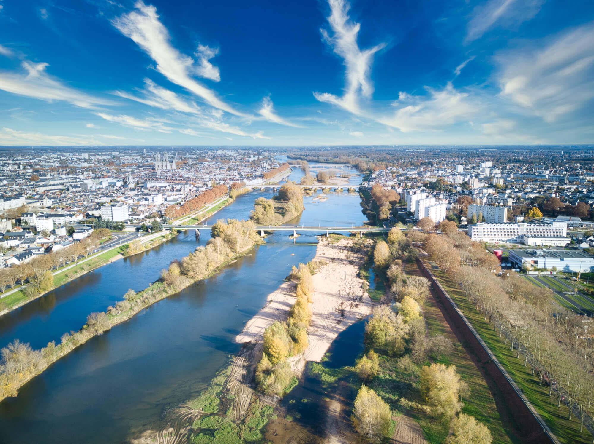 Orléans vu de drone au dessus de la Loire et vue sur pont Joffre