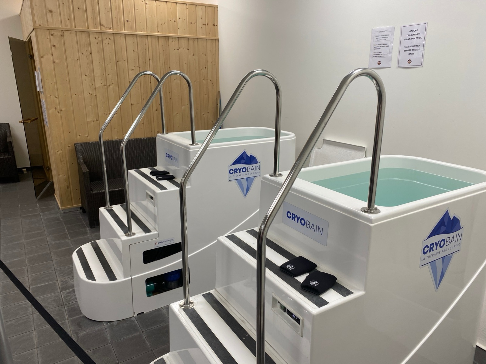 Les bains froids et le sauna de l&rsquo;espace de r&eacute;cup&eacute;ration, avec l&rsquo;affiche de consigne sur la douche