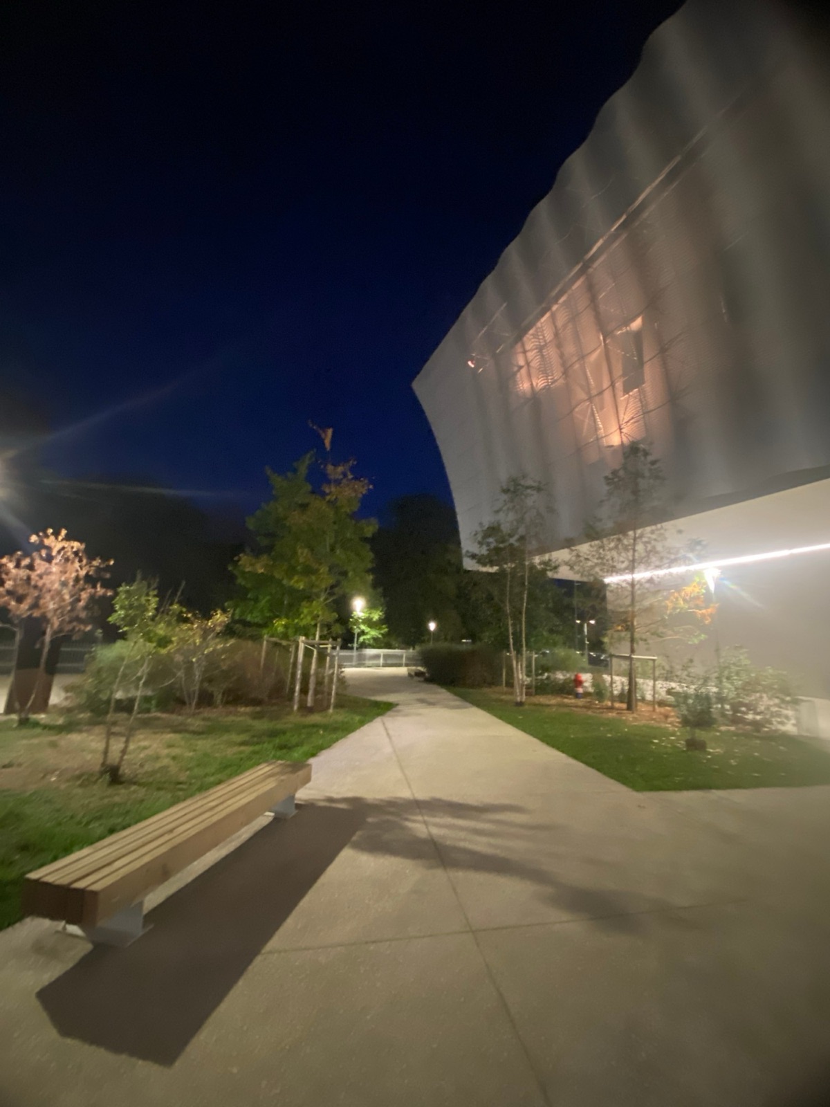 La fa&ccedil;ade m&eacute;tallique du CO&rsquo;Met, &eacute;clair&eacute;e de nuit, avant l&rsquo;entr&eacute;e dans la salle