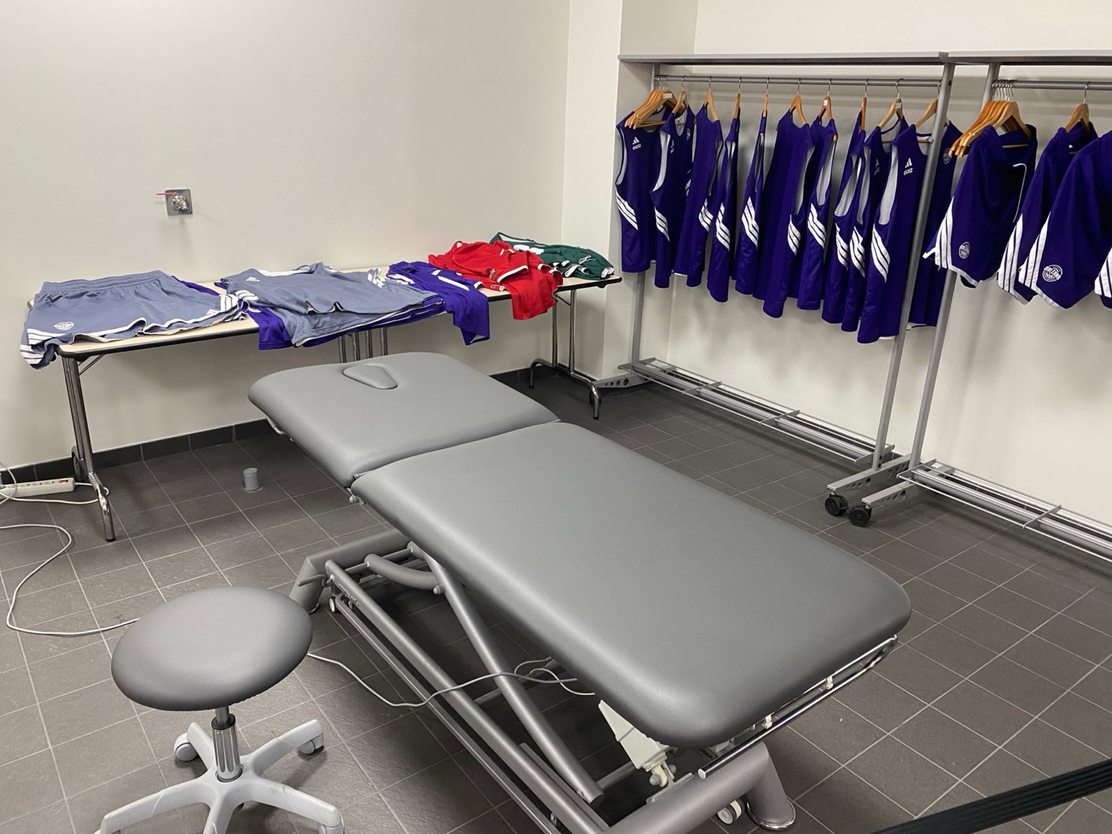 La table de massage et les textiles d&rsquo;entra&icirc;nement dans la salle de soins