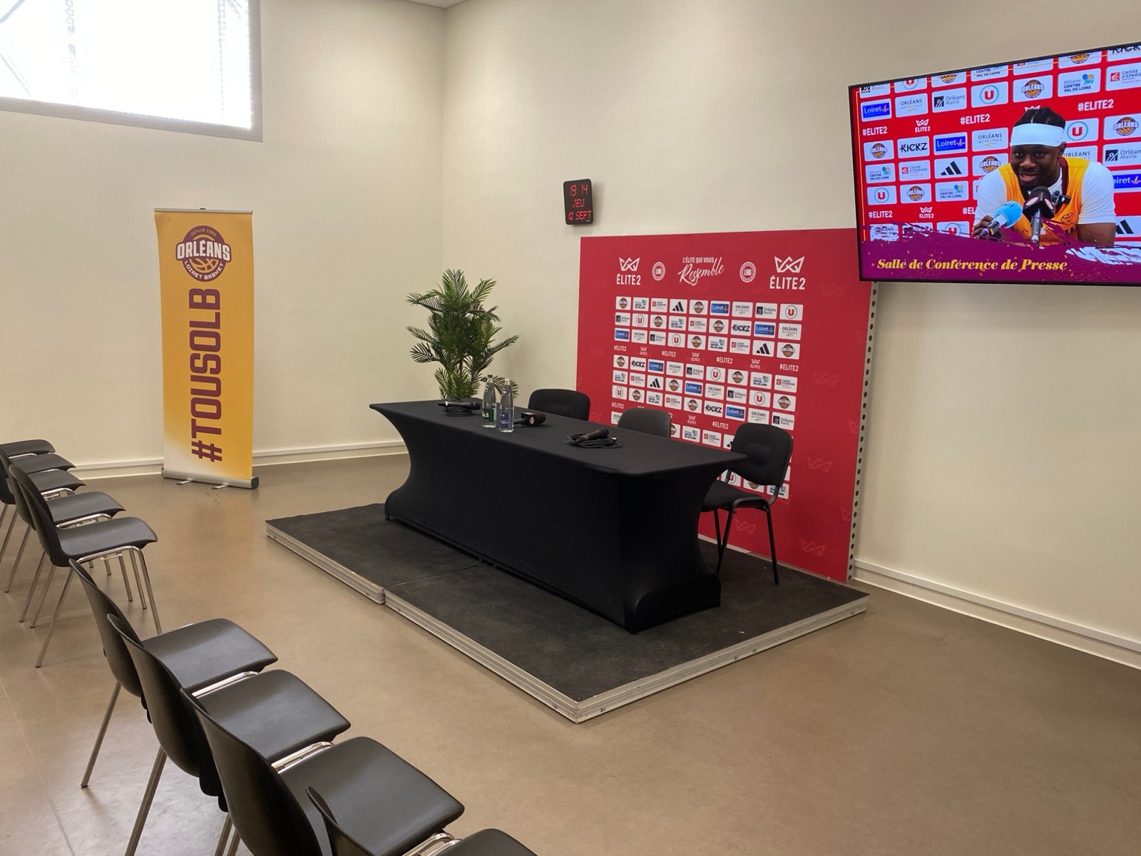 La salle de presse avec le mur des partenaires aux couleurs de l&rsquo;&Eacute;lite 2