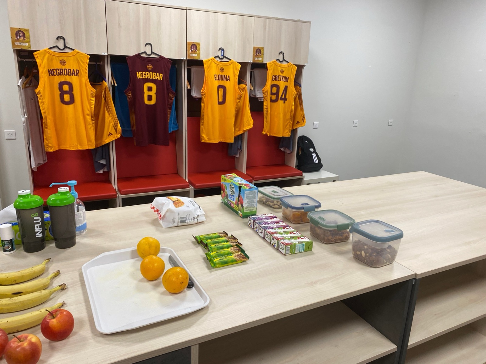 Les maillots domicile et ext&eacute;rieur de Negrobar, avec la collation des joueurs au premier plan