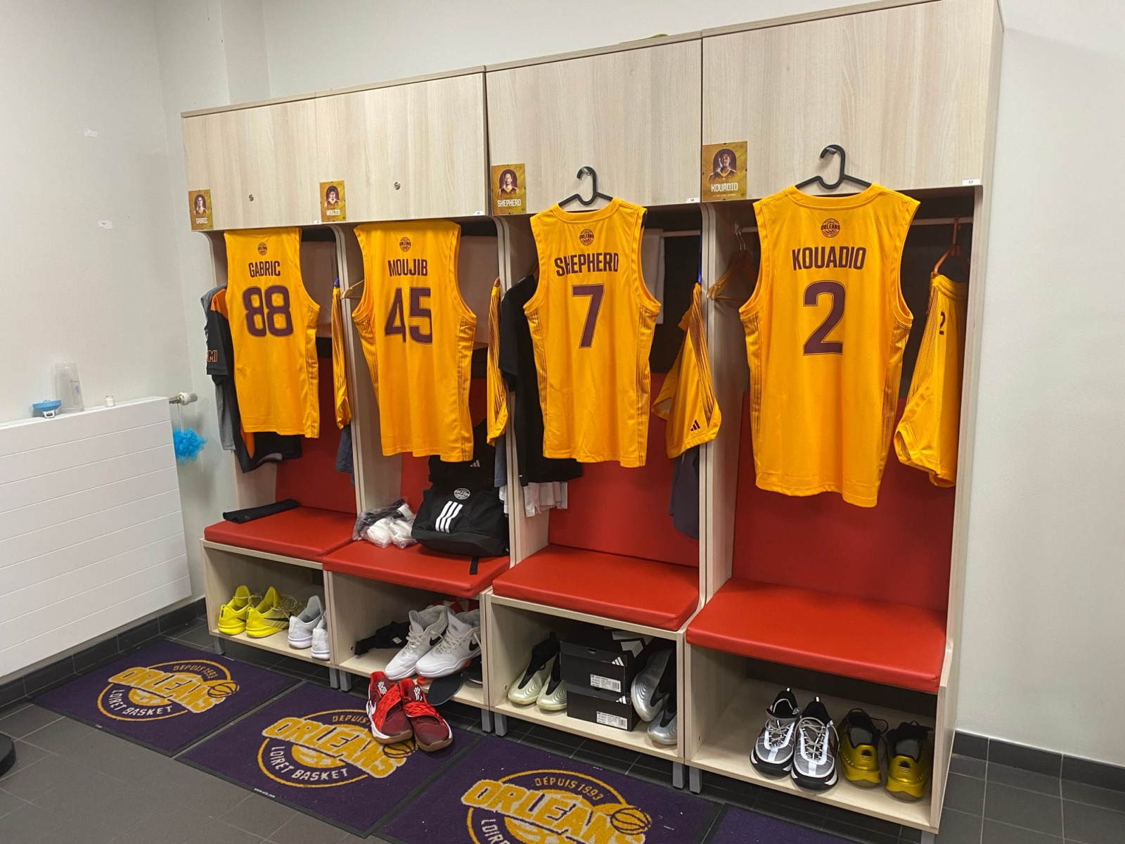 Le vestiaire des joueurs de l&rsquo;OLB avec les maillots jaunes