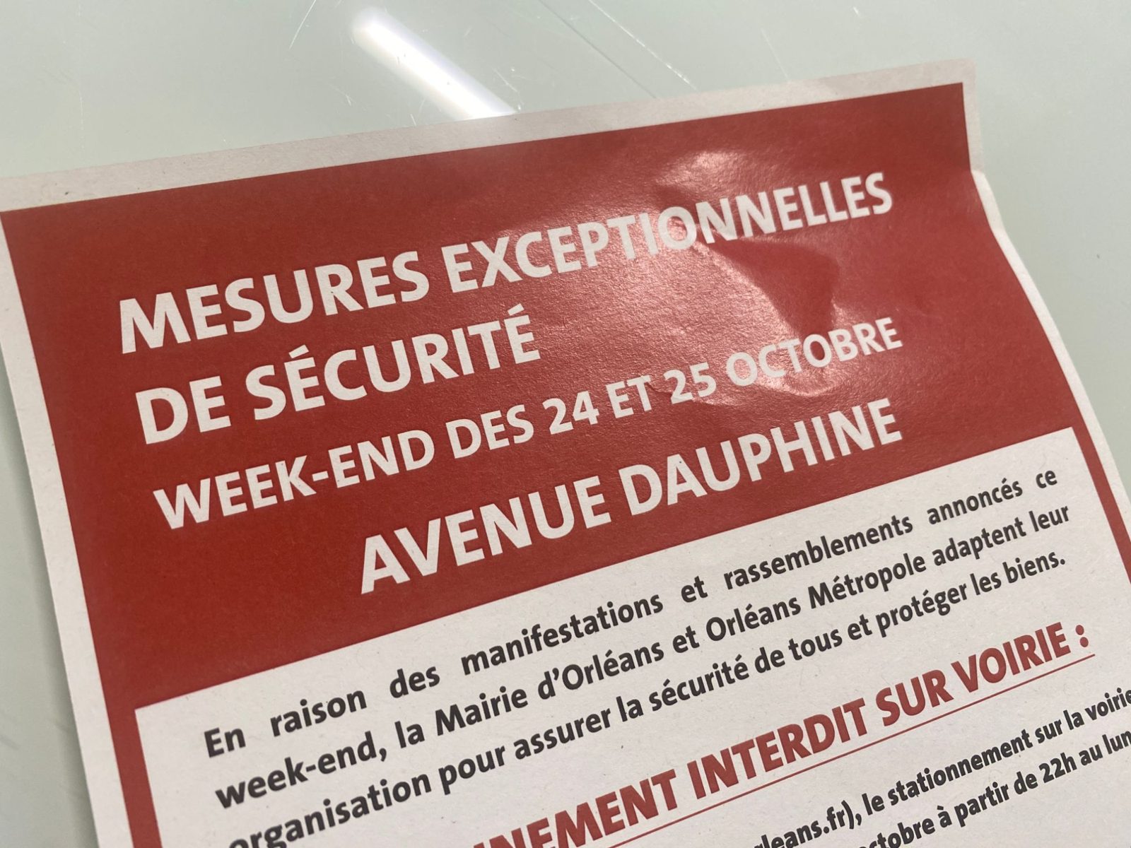 Flyer rouge de la Mairie d’Orléans et d’Orléans Métropole : mesures exceptionnelles de sécurité, week-end des 24 et 25 octobre, avenue Dauphine