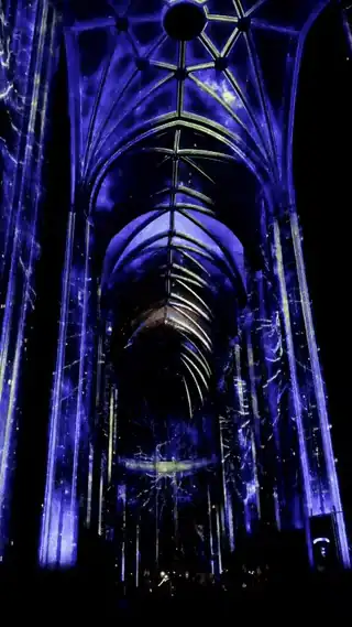 Animation : des nervures vertes et jaunes parcourent la voûte de la cathédrale d’Orléans pendant Luminiscence