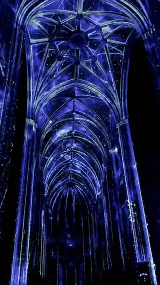 Animation : la voûte et la rosace de la cathédrale d’Orléans s’illuminent en bleu et jaune pendant Luminiscence