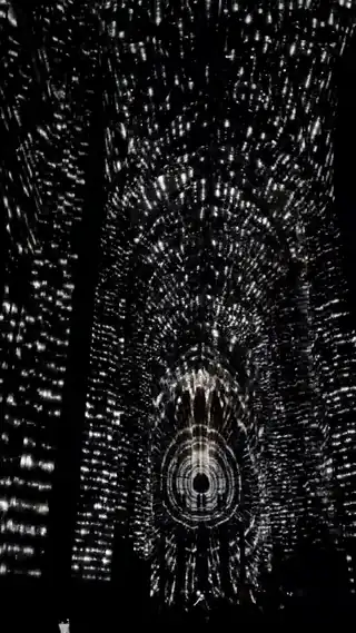Animation : points de lumière blanche sur les voûtes et les piliers de la cathédrale d’Orléans pendant Luminiscence