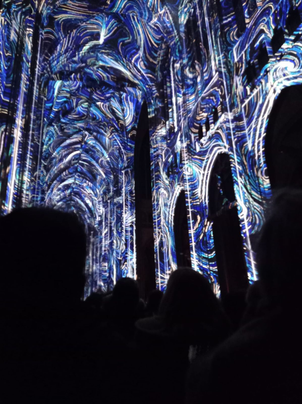 Tourbillons de lumière bleue projetés sur les piliers de la cathédrale d’Orléans pendant Luminiscence
