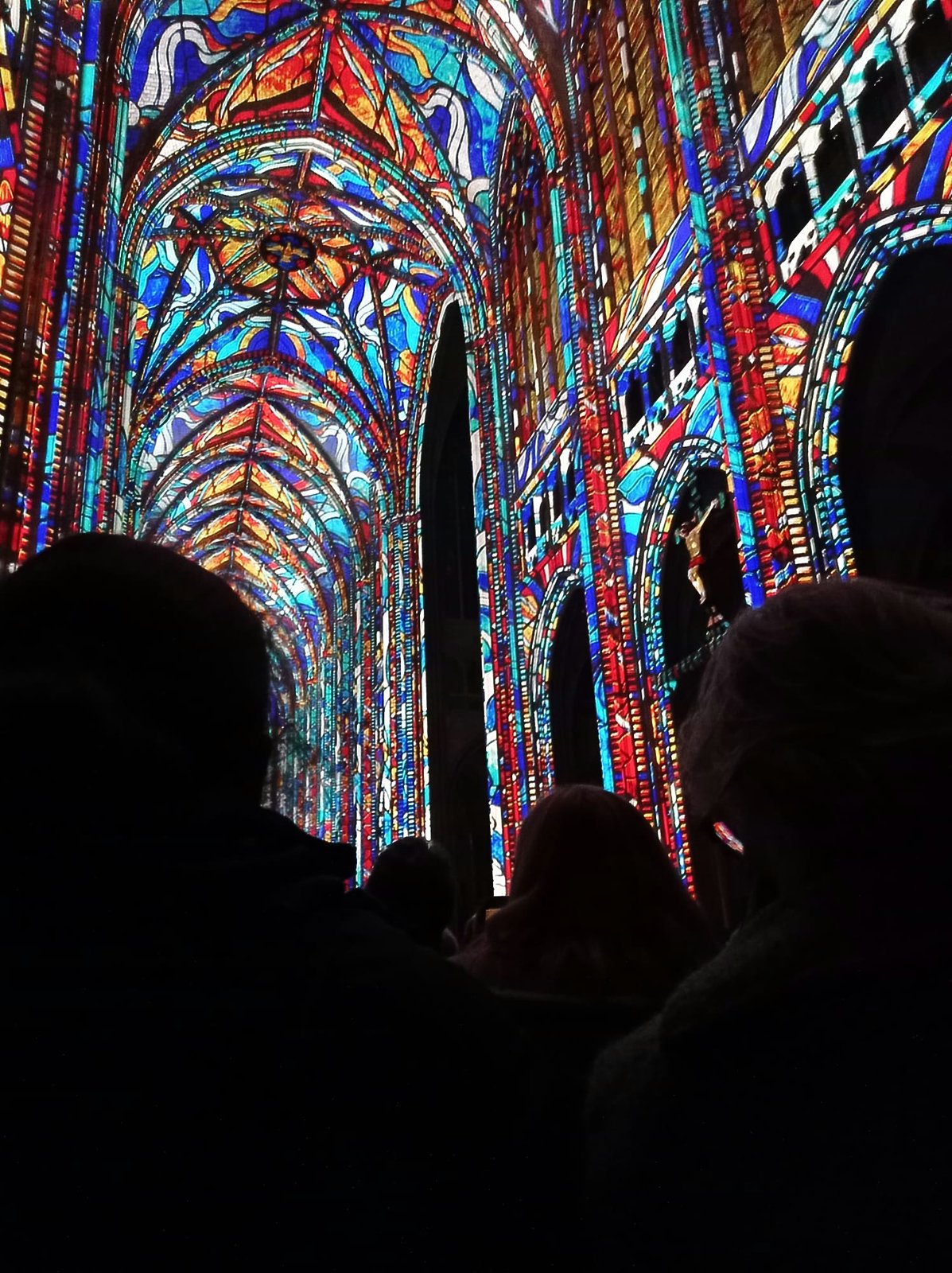 Vitraux colorés projetés sur les voûtes de la cathédrale Sainte-Croix d’Orléans pendant Luminiscence Vitraux colorés projetés sur les voûtes de la cathédrale Sainte-Croix d’Orléans pendant Luminiscence